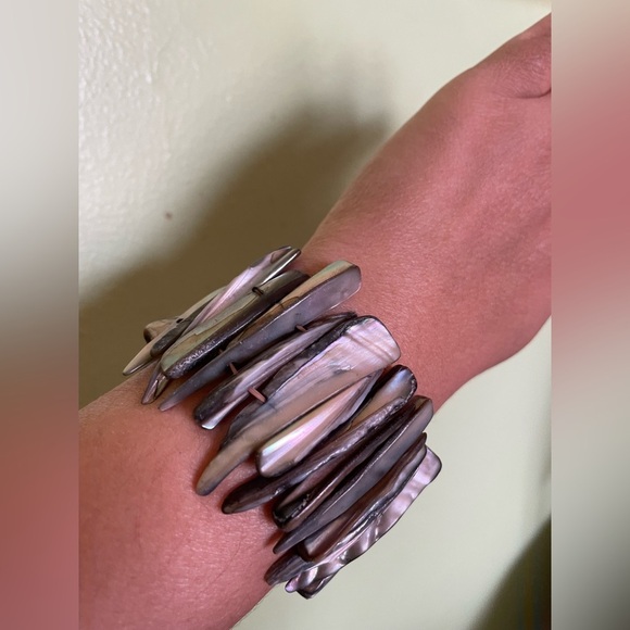 Elegant Elegant Iridescent Gray Mother of Pearl Bracelet - Picture 3 of 5